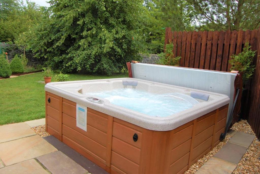 Unusual Hot Tubs for Lovers and Friends