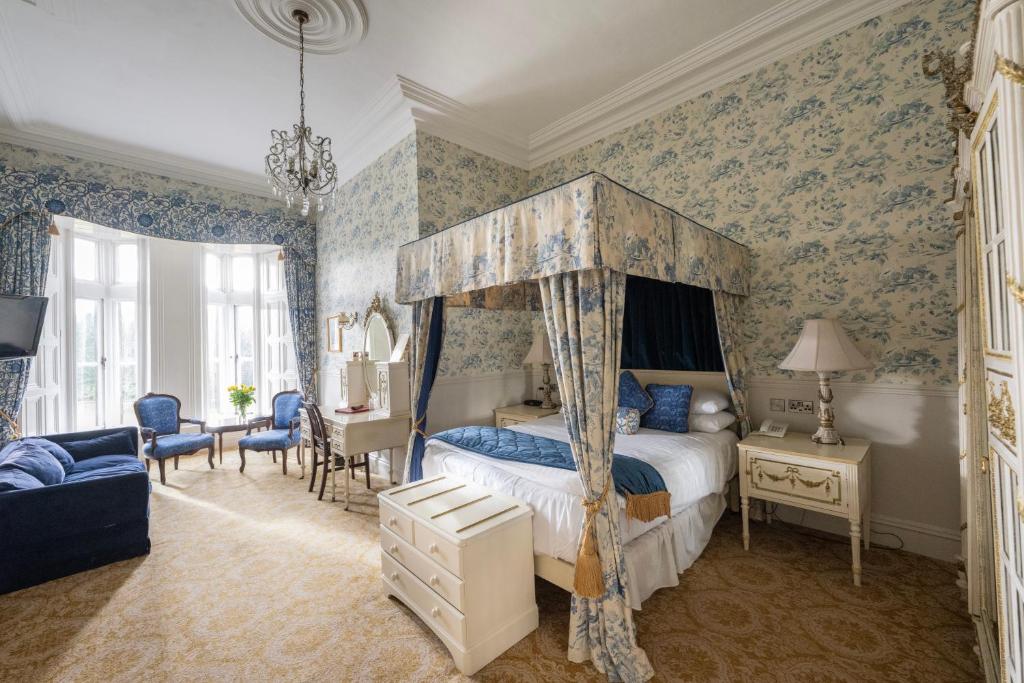 A room with fourposter bed at Belleek Castle